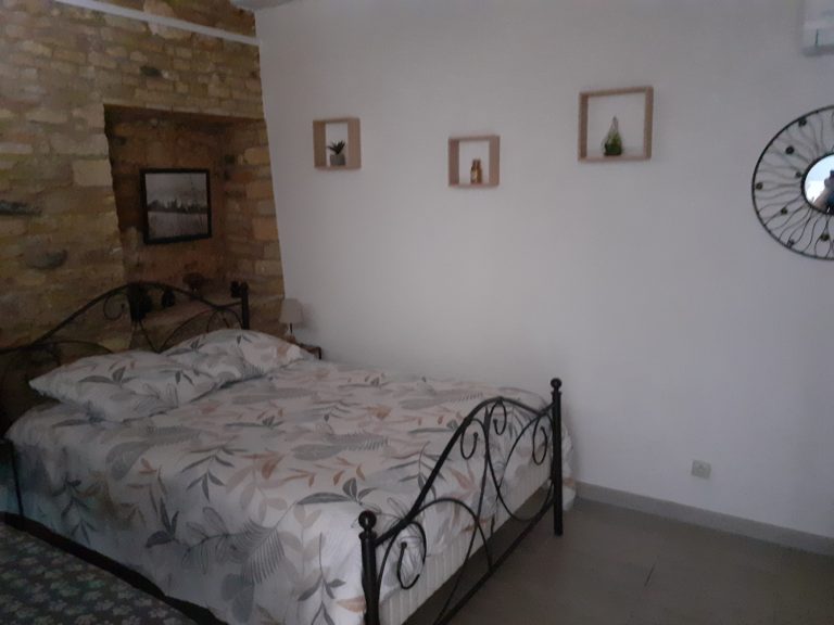 Chambre avec lit double dans un gîte du Domaine de Sweendy en Dordogne