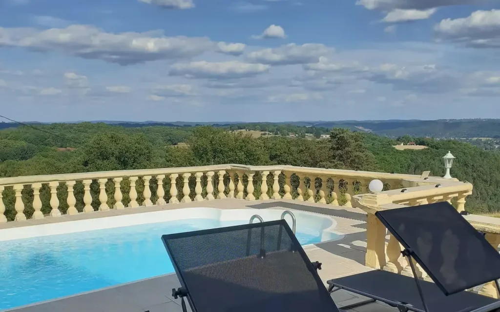 Vue depuis la piscine du Domaine de Sweendy avec panorama sur la vallée du Périgord Noir