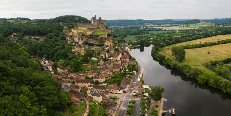 Vue panoramique du village de Beynac-et-Cazenac et de la Dordogne en Périgord Noir