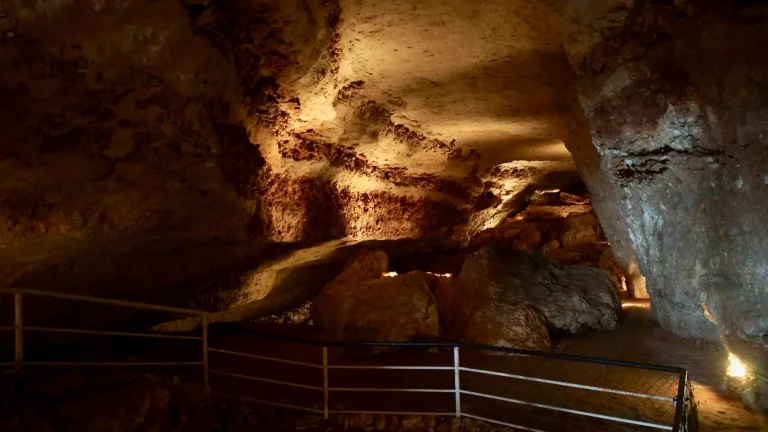 Grotte de Bara-Bahau au Bugue avec gravures préhistoriques sur les parois