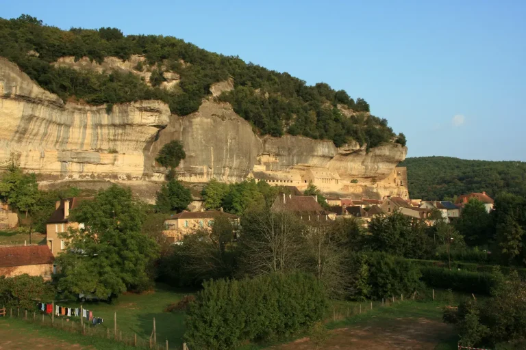 Les Eyzies-de-Tayac en Dordogne avec habitations troglodytiques dans la falaise