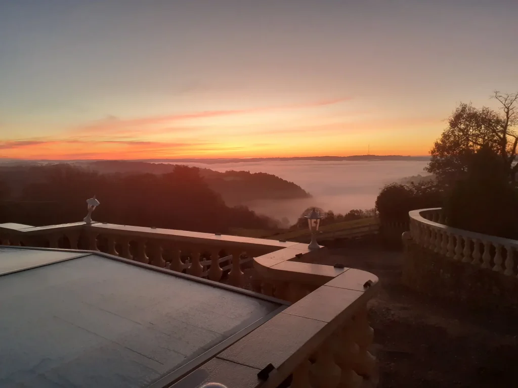 Piscine commune aux gîtes Le Panoramique et Le Petit Paradis avec vue sur la vallée au coucher du soleil en Dordogne
