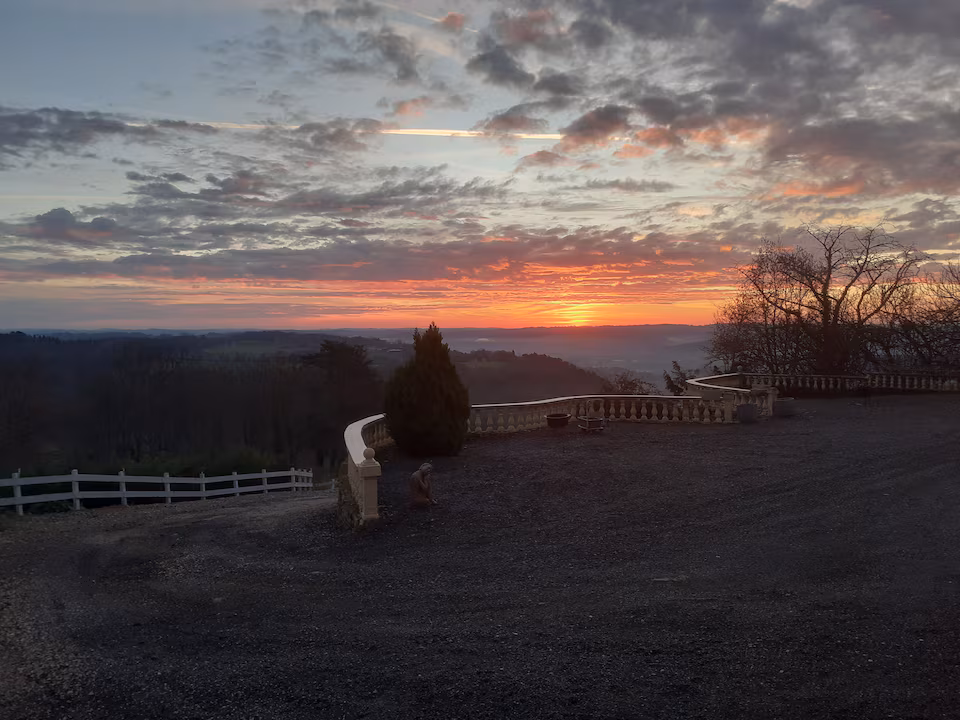 Vue sur la vallée en Dordogne au coucher du soleil depuis le Domaine de Sweendy